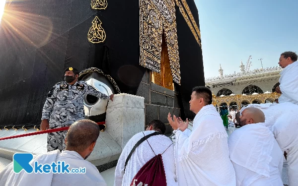 Masya Allah! Begini Penampakkan Hajar Aswad dan Suasana Shaf Pertama di Ka’bah