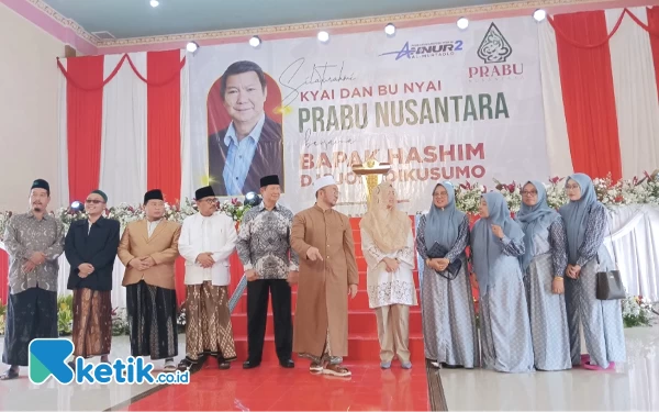 Disaksikan Hashim, Ratusan Kyai-Bu Nyai Dukung Prabowo-Gibran di Ponpes An Nur 2 Malang