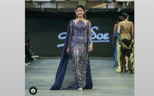 Thumbnail Berita - Anggunnya Mantu Jokowi Erina Gudono Kenakan Kebaya di Catwalk JF3