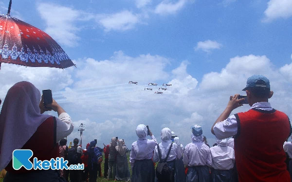 Thumbnail Siswa-siswi Sekolah Menengah Atas (SMA) mengabadikan momen atraksi udara Pesawat Jupiter Aerobatic Team menggunakan hand phone di Pangkalan Udara TNI AU (Lanud) Sri Mulyono Herlambang, Palembang, Sumatra Selatan, Senin (4/3/2024). Kedatangan Jupiter Aerobatic Team setelah mengikuti ajang Singapore Air Show 2024 dan pembukaan acara H-20 F1 Power Boat di Toba, Sumatra Utara. (Foto: Wahyu Rahmanto/Ketik.co.id)