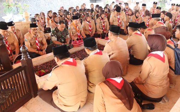 Thumbnail Berita - Peringati Hari Pramuka, Pengurus Kwarda Jatim Tabur Bunga di Makam Sang Proklamator