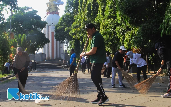 Thumbnail Berita - Plt Bupati Sidoarjo Subandi Nyapu Alun-Alun Bareng ASN Pemkab Sidoarjo