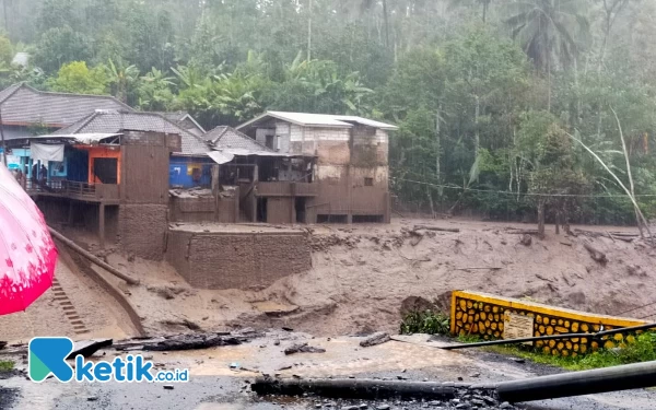 Thumbnail Berita - Jembatan Penghubung Malang-Lumajang di Sidomulyo Putus Diterjang Banjir