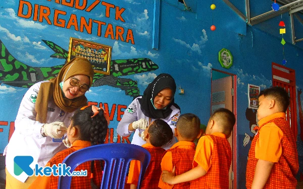 Thumbnail Petugas dari Dinas Kesehatan Kota Palembang memberikan imunisasi polio dosis pertama dalam kegiatan Pekan Imunisasi Nasional (PIN) Tahun 2024 di TK Dirgantara, Palembang, Selasa (23/7/2024). Pemberian imunisasi polio ini selain di puskesmas, petugas kesehatan juga mendatangi sekolah TK, dengan sasaran anak umur 0-7 tahun. (Foto: Wahyu Rahmanto/Ketik.co.id)