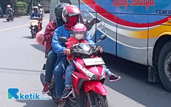 Thumbnail Para pemudik arus balik yang mengendarai motor roda dua memadati jalanan Kabupaten Jombang menuju ke arah Surabaya, Minggu (14/4/2024). (Foto: Rifat/Ketik.co.id)