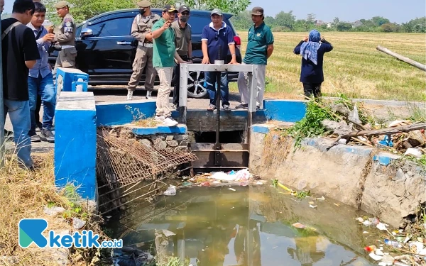 Thumbnail Berita - Plt Bupati Sidoarjo H Subandi Datangi Sungai Penuh Sampah, Langsung Bersih