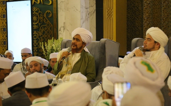 Thumbnail Jemaah Banjiri Masjid Al-Akbar Surabaya Menyimak Nasihat Habib Umar Ulama Terkemuka Dunia