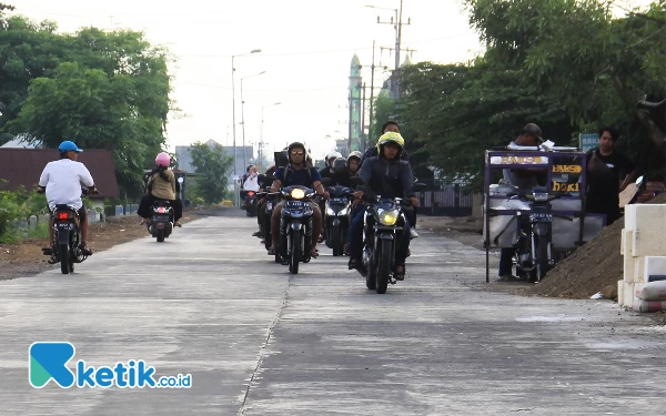 Thumbnail Berita - Pemkab Sidoarjo Bantu Ekonomi Masyarakat dengan Betonisasi Jalan, Warga: Terima Kasih Pak Bupati Gus Muhdlor