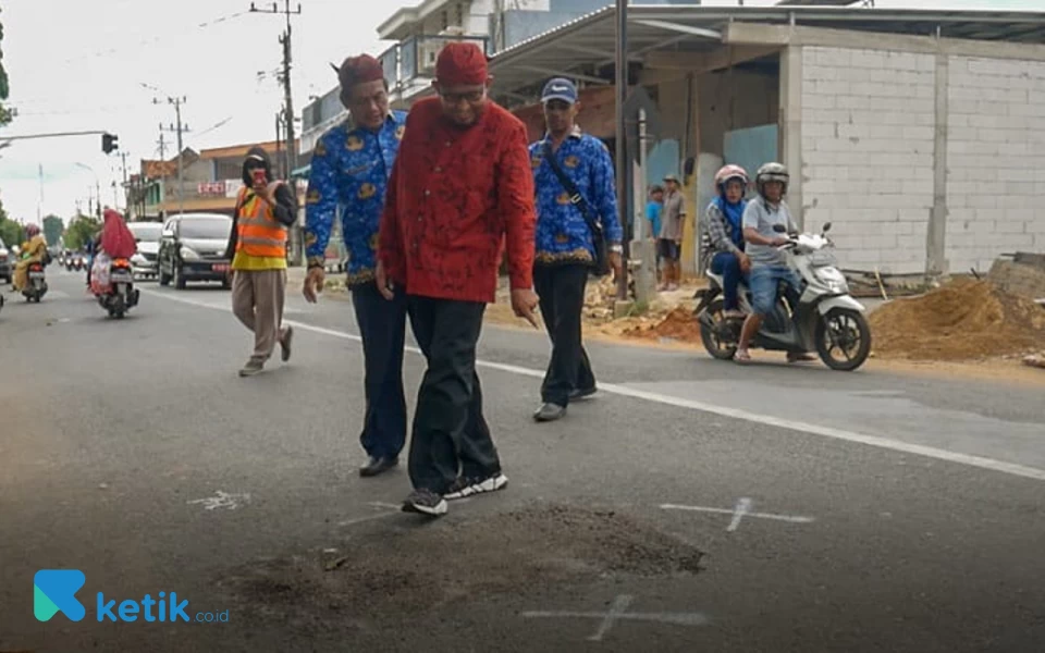 Thumbnail Berita - Bupati Sumenep Achmad Fauzi Blusukan Cek Proyek Tambal Sulam Aspal