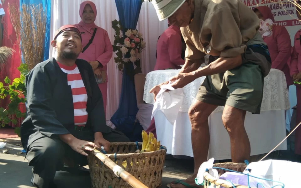 Thumbnail Berita - Dekat dengan Rakyat, Bupati Achmad Fauzi Borong Pisang Kakek Horri