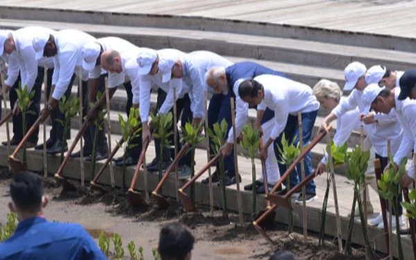 Thumbnail Berita - Presiden Jokowi Ajak Pemimpin Negara G20 Mencangkul di Tahura