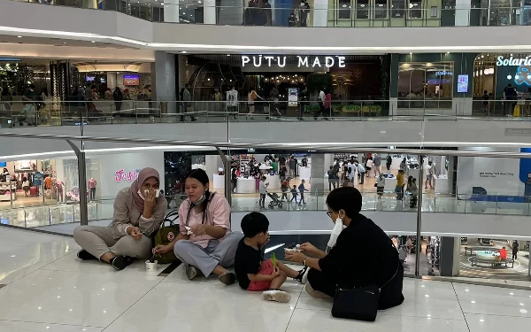 Thumbnail Berita - Terciduk, Menlu Retno Marsudi Ngemper di Mall Ngemong Cucu