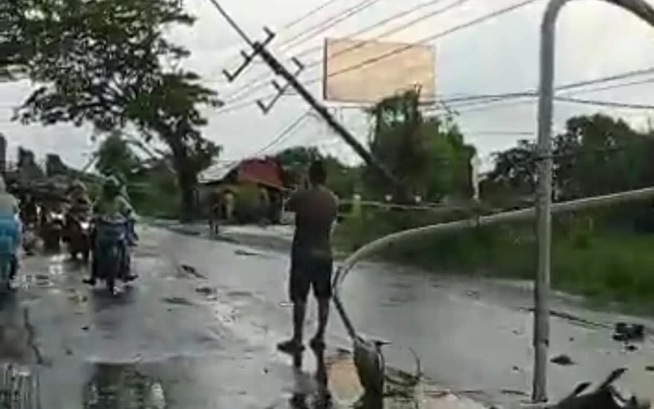 Thumbnail Berita - Pohon dan Tiang Listrik Roboh Diterjangan Puting Beliung di Gresik