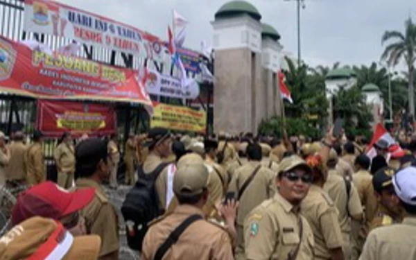 Thumbnail Berita - Ribuan Kades Demo di DPR, Tuntut  Perpanjangan Jabatan