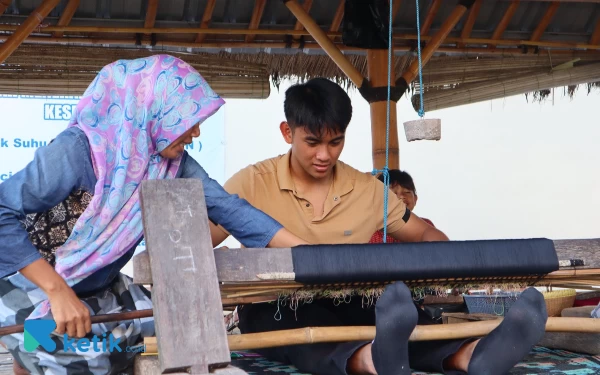 Thumbnail Mario Aji mulai terbiasa mengikuti 'cara main' tenun songket Lombok. (Foto: Samsul Hadi Mustofa/Ketik.co.id)