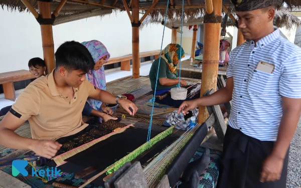 Thumbnail Aktivitas menenun ini dilakukan Mario Aji sebelum menjalan Sirkuit Mandalika pada Senin-Jumat (23-27/1/2023). (Foto: Samsul Hadi Mustofa/Ketik.co.id)