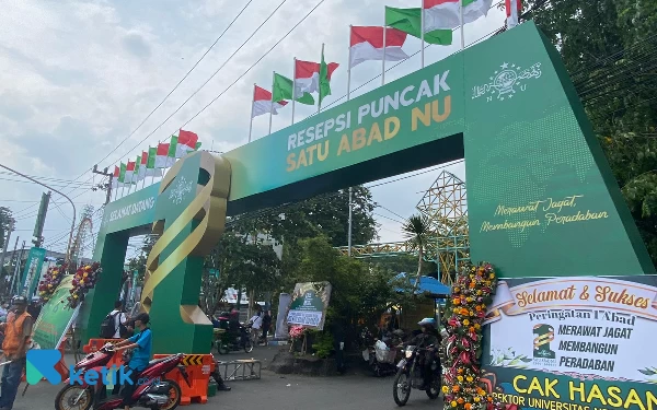 Thumbnail Keramaian di pintu masuk Gor Delta Sidoarjo di Peringatan Harlah NU 1 Abad. (Foto: Shinta/Ketik.co.id)