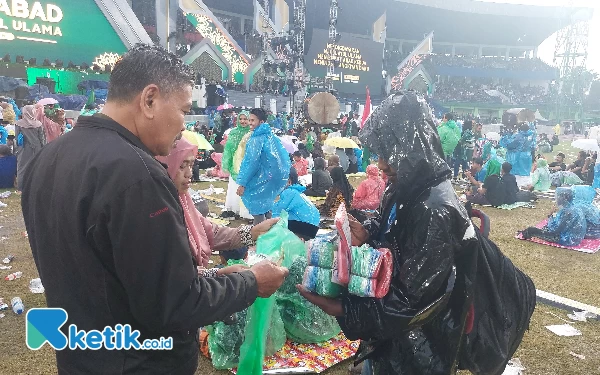 Thumbnail Berita - Hujan Mengguyur GOR Delta Sidoarjo, Pedagang Jas Hujan Raih Untung