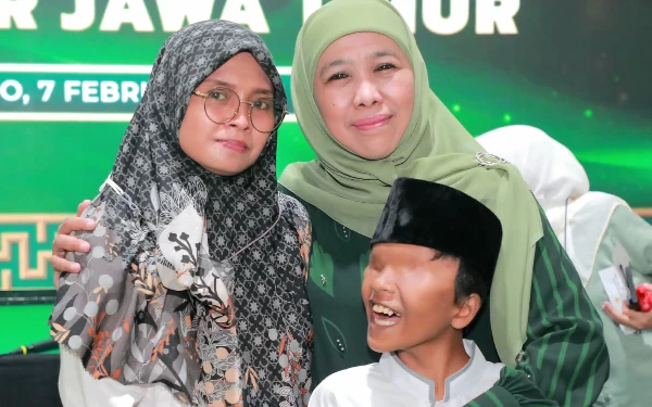 Khofifah Berikan Hadiah bagi Empat Orang Pemenang Audisi Shalawat Asyghil