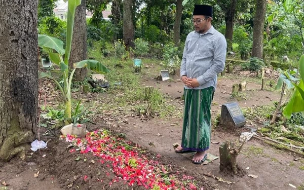 Thumbnail Berita - Gus Salam Ziarah ke Makam Imam Suhrowardi di Jombang