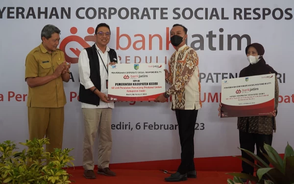 Dukung UMKM, Bank Jatim Serahkan CSR ke Pemkab Kediri