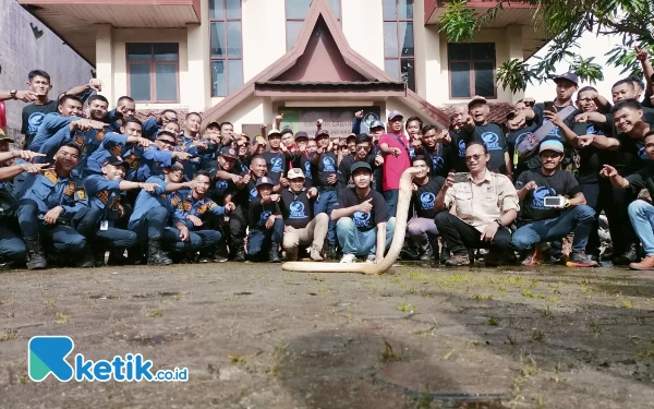 Thumbnail Berita - Ketua Yayasan Sioux Meninggal Dipatuk King Cobra saat Memberikan Training Handling Ular Berbisa