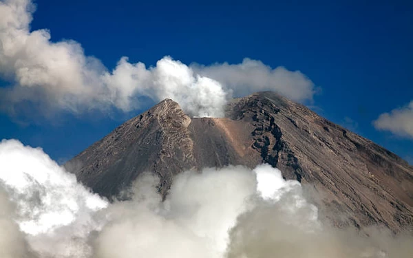 Thumbnail Berita - Semeru Kembali Erupsi Disertai Awan Panas