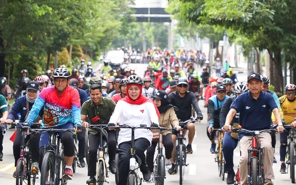 Thumbnail Berita - Gowes di HUT TVRI Jatim, Khofifah Tekankan Pentingnya Investasi Kesehatan