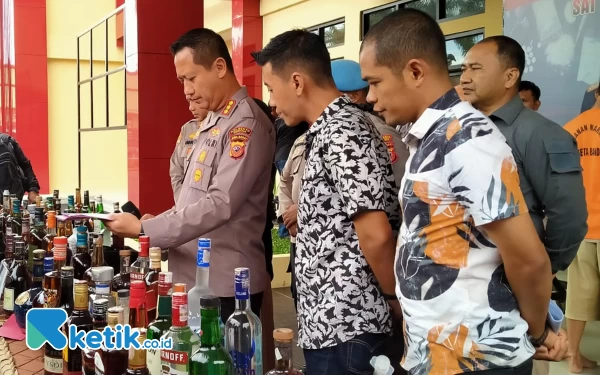 Thumbnail Berita - Polresta Bandung Amankan 259 Botol Miras Impor Palsu