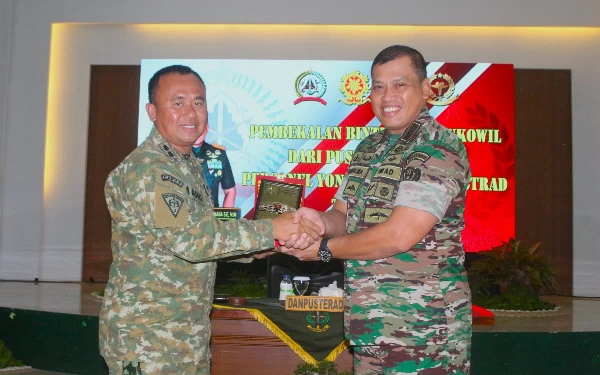 Thumbnail Berita - Perkokoh Solidaritas Internal TNI, Danpusterad Kunjungi Yonkes 2 Kostrad