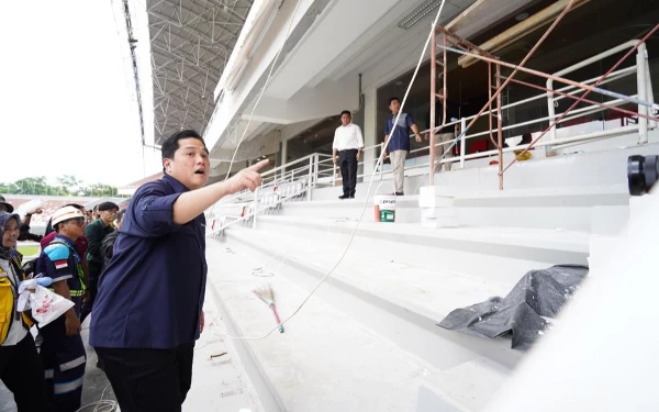 Thumbnail Erick Thohir melihat kondisi tribun VIP stadion Jakabaring.