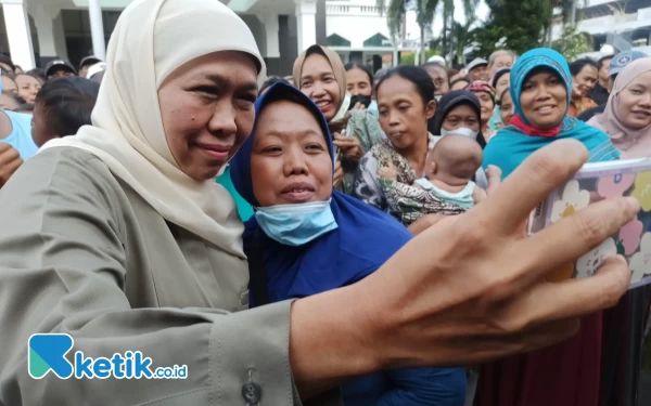 Thumbnail Berita - Senyum Warga Merekah di Dekapan Gubernur Khofifah