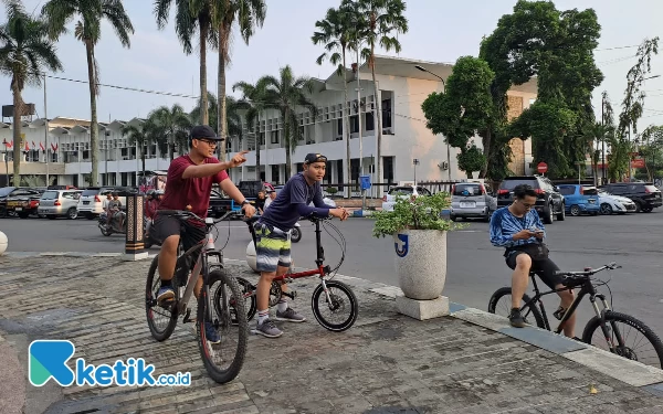 Thumbnail Menghabiskan waktu sore sembari menunggu buka puasa dengan bersepada di sekitaran Alun-alun Kota Jember (Foto: Fenna/Ketik.co.id)