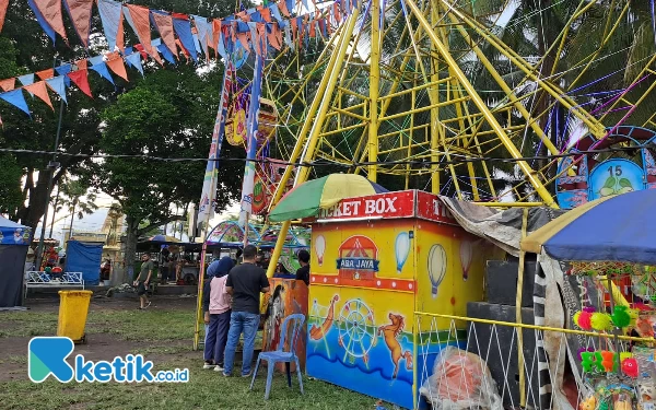 Thumbnail Menikmati keindahan kota Jember dengan menaiki wahana bianglala (Foto: Fenna/Ketik.co.id)