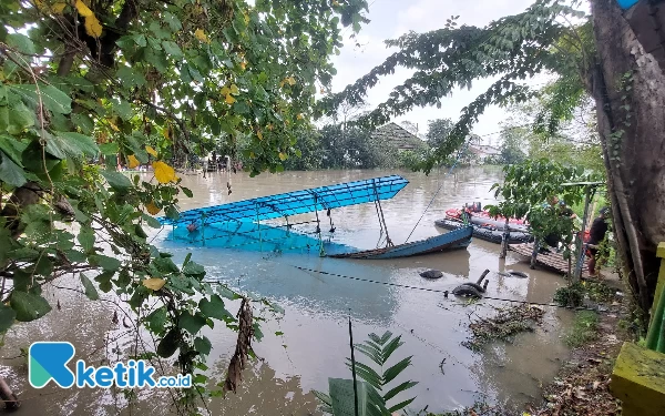 Perahu Penyeberangan Tenggelam, Satu Korban Hilang, 5 Motor Hanyut