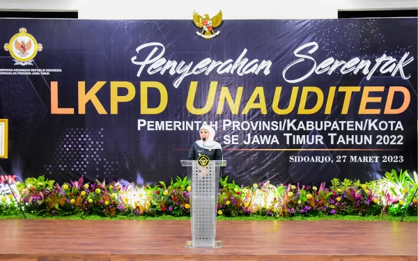 Thumbnail Berita - Khofifah Serahkan LKPD kepada BPK Jatim