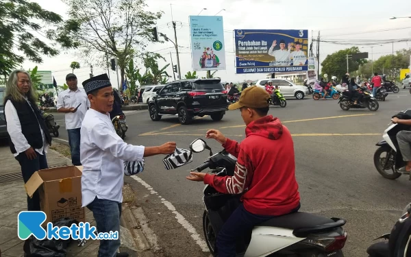 Thumbnail Berita - PWI Kabupaten Bandung Bagikan Ratusan Paket Takjil Gratis