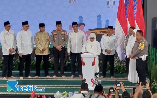 Thumbnail Berita - Khofifah Bagikan Tabungan Umroh untuk Wajib Pajak Patuh