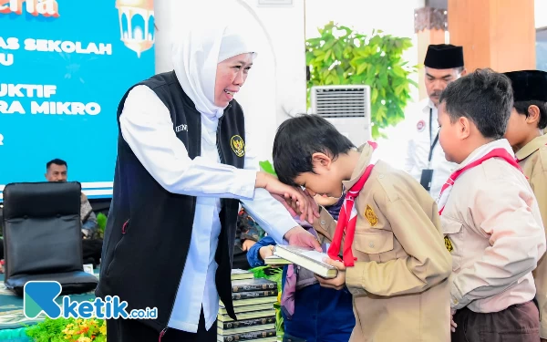 Thumbnail Berita - Safari Ramadan, Gubernur Khofifah Bagikan Al Quran dan School Kit