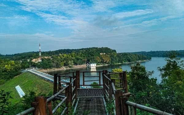 Thumbnail Berita - Pria Ngawi Tenggelam di Waduk Pondok, Ibu dan Istri Histeris 