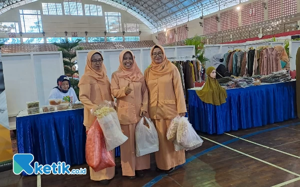 Dharma Wanita Poltek Jember Sediakan Paket Sembako Murah di Bazar Ramadan