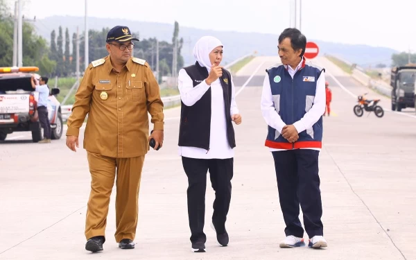 Thumbnail Berita - Antisipasi Arus Mudik, Khofifah Tinjau Ruas Tol Pasuruan Probolinggo