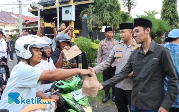 Bakti Ramadan, Polisi Probolinggo dan Wartawan Bagikan Takjil