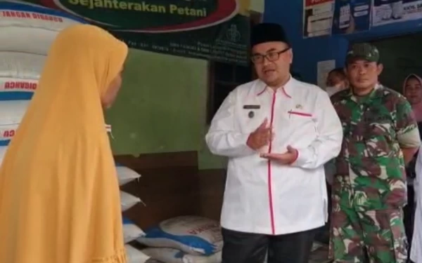 Thumbnail Berita - Plt Bupati Probolinggo Beri Apresiasi Warga Ungkap Distribusi Pupuk Ilegal