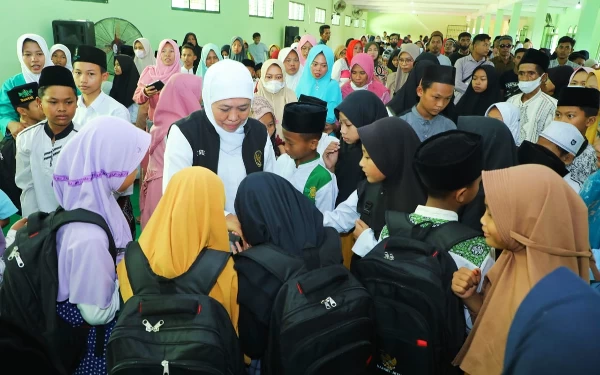 Thumbnail Berita - Tutup Safari Ramadan, Khofifah Santuni Ratusan Anak Yatim di Bojonegoro