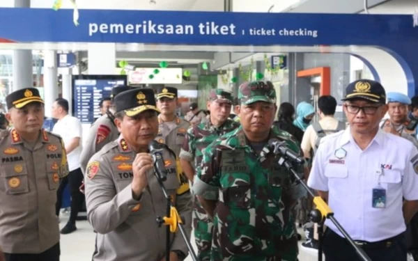 Thumbnail Berita - Kapolda Jatim Bersama Pangdam V Brawijaya Pantau Arus Mudik di Stasiun Gubeng