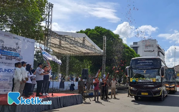 Thumbnail Berita - Pemkab Jember Berangkatkan 8 Bus Mudik Arus Balik Gratis