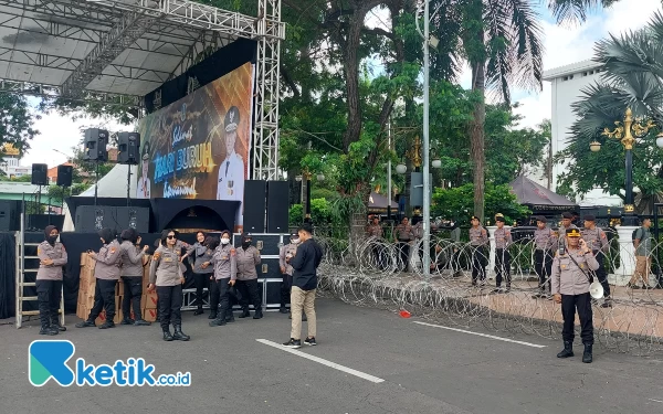 Thumbnail Sejumlah aparat kepolisian dikerahkan untuk mengamankan jalannya unjuk rasa peringatan  Hari Buruh, Senin (1/5/2023).(Foto: Husni Habib/Ketik.co.id)