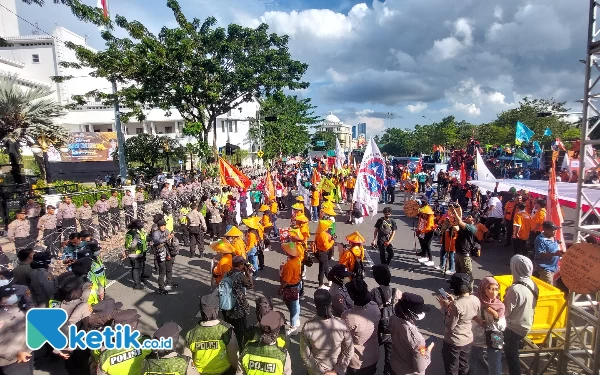 Ribuan Buruh Gelar Aksi Unjuk Rasa di Kantor Gubernur Jatim