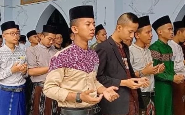 Thumbnail Berita - Ribuan Santri Gontor Salat Ghaib untuk  3 Ustaz yang Meninggal Kecelakaan